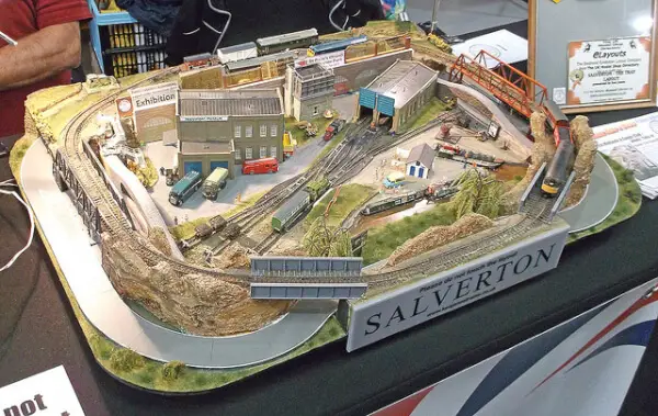 small o scale train layouts